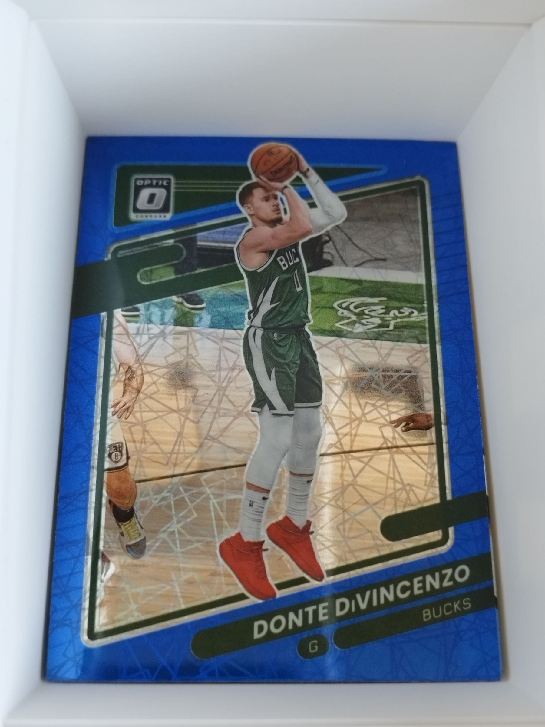 Donte DiVincenzo Blue Velocity Prizm — 2021-22 Panini Donruss Optic #90